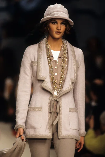 Look 100